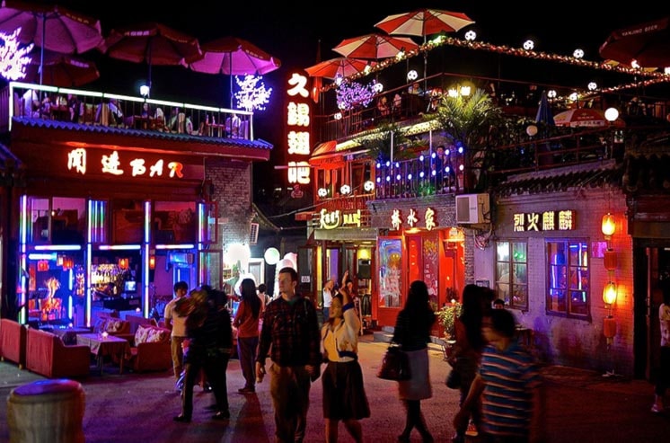 Stroll in the Houhai night market!